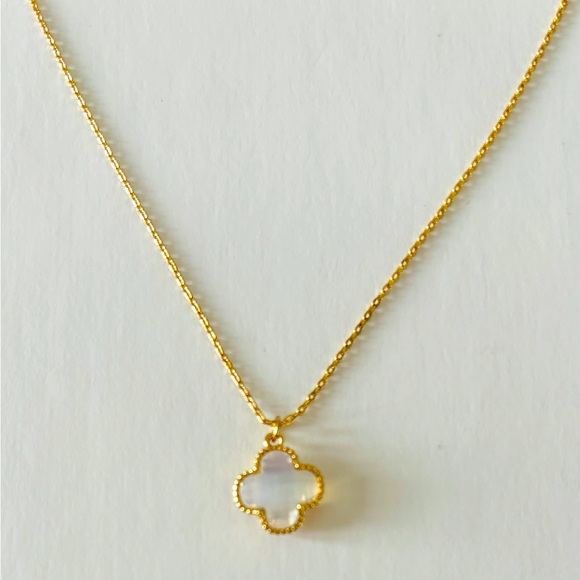 Clover-style Crystal Pendant Necklace - Picture 3 of 4